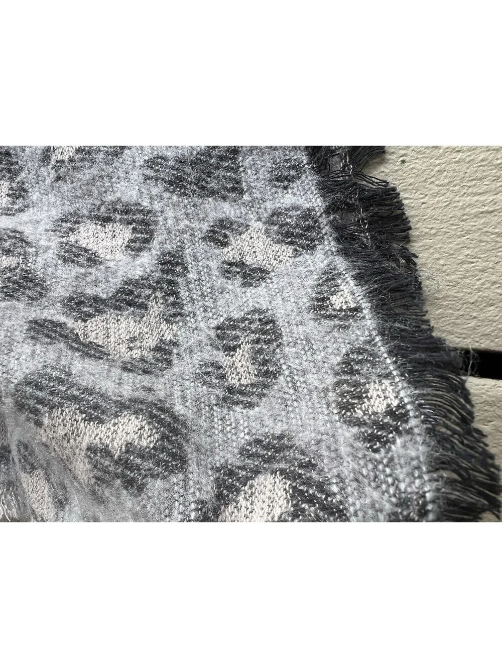 Stella & Dot Women Leopard Print  Gray Scarf One Size 26” X76”.